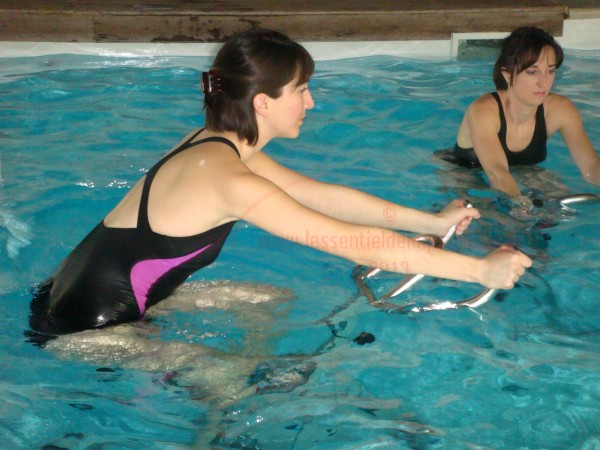 un maillot de bain "sport" comme matériel adéquat